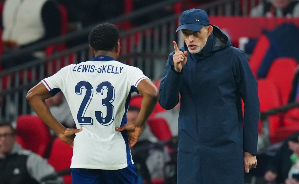 Thomas Tuchel instructing Myles Lewis-Skelly.