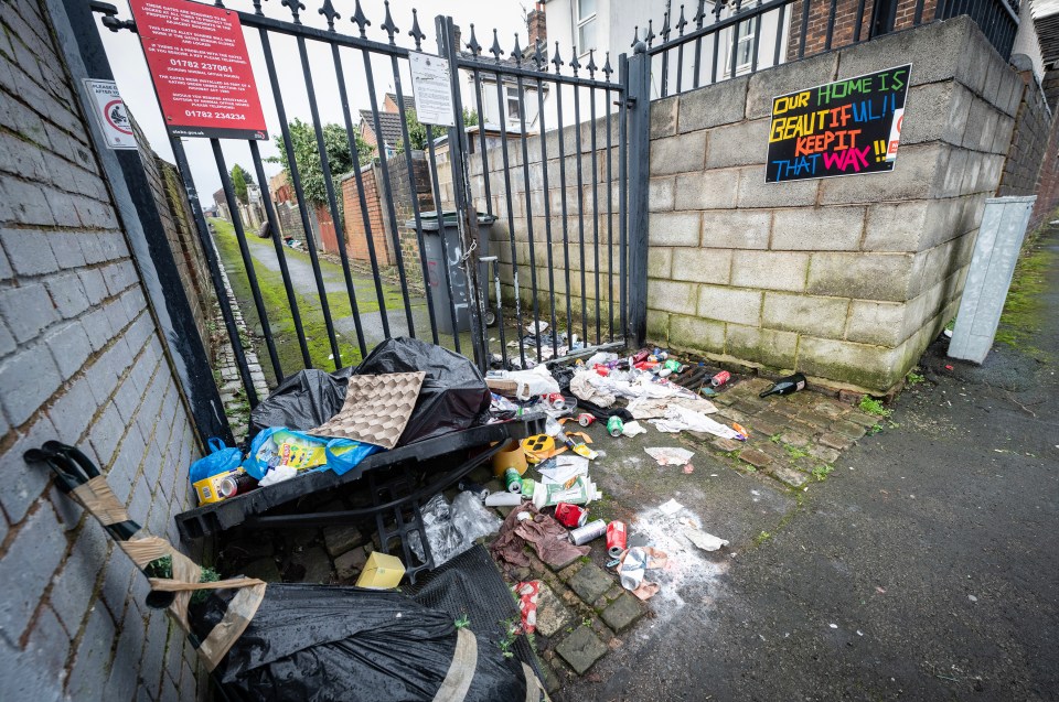 Litter and trash in an alleyway.