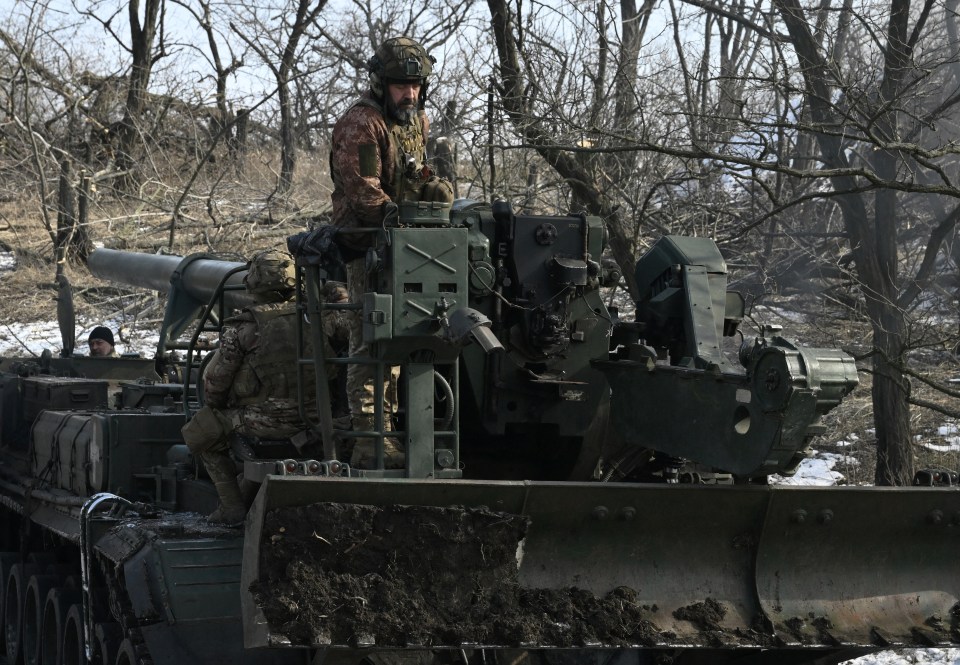 Ukrainian soldiers operating a 2S7 Pion self-propelled howitzer.