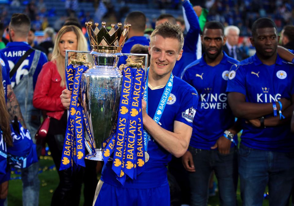 Jamie Vardy holding the Barclays Premier League trophy.