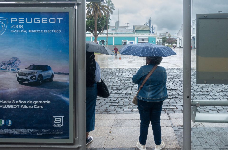 Tourists sheltering from a rain shower in Las Palmas.