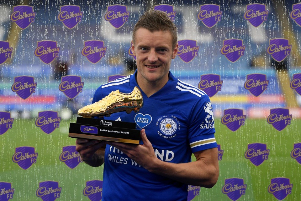Jamie Vardy holding the Premier League Golden Boot award.
