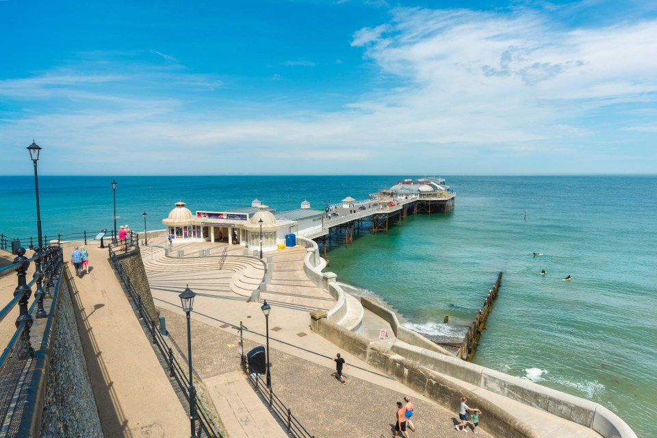 2C5DAYG Seaside Norfolk UK, view in summer of the esplanade and Edwardian era pier along the seafront in the north Norfolk town of Cromer, East Anglia, UK