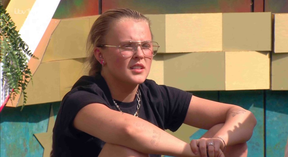 JoJo Siwa upset and being comforted.
