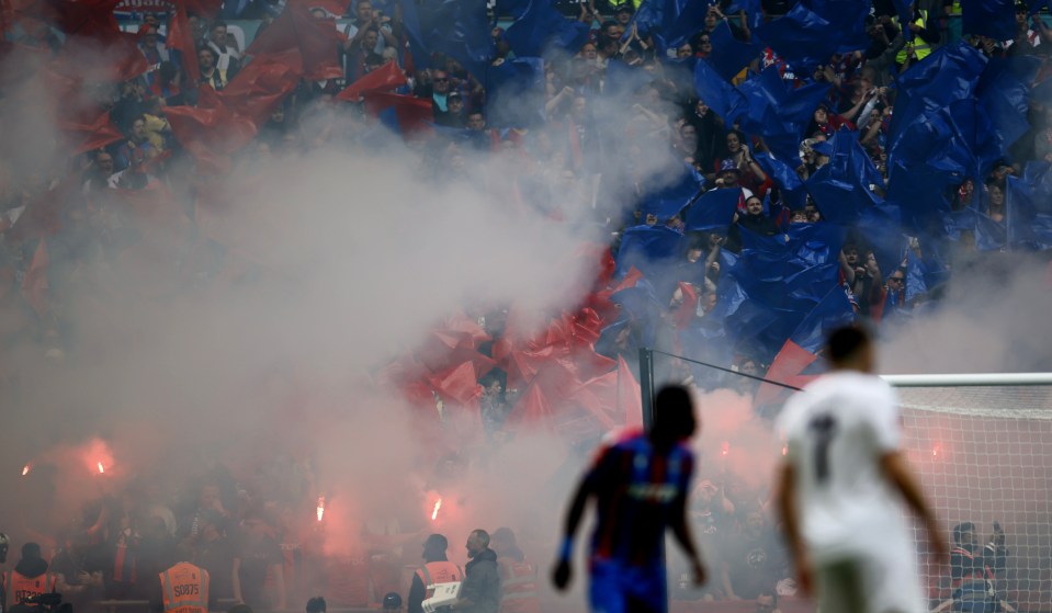 epa12056987 Supporters light flares before the English FA Cup semi-finals soccer match between Crystal Palace and Aston Villa, in London, Britain, 26 April 2025. EPA/TOLGA AKMEN EDITORIAL USE ONLY. No use with unauthorized audio, video, data, fixture lists, club/league logos, 'live' services or NFTs. Online in-match use limited to 120 images, no video emulation. No use in betting, games or single club/league/player publications.