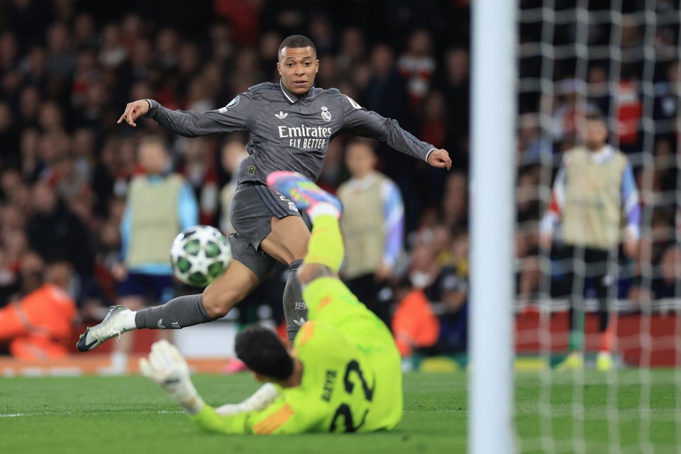 LONDON, ENGLAND - APRIL 8: David Raya of Arsenal saves from Kylian Mbappe of Real Madrid during the UEFA Champions League 2024/25 Quarter Final First Leg match between Arsenal FC and Real Madrid C.F. at Arsenal Stadium on April 8, 2025 in London, England. (Photo by Marc Atkins/Getty Images)