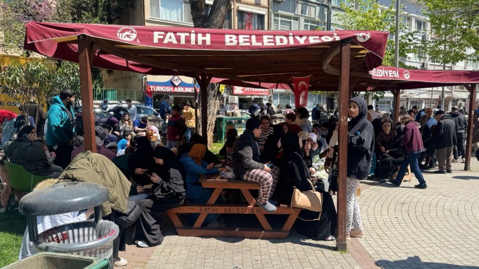 ISTANBUL, TURKIYE - APRIL 23: People evacuate buildings in panic and contact their loved ones after a 6.2 magnitude earthquake strikes Istanbul, Turkiye with the epicenter in Silivri district, on April 23, 2025. (Photo by Islam Yakut /Anadolu via Getty Images)