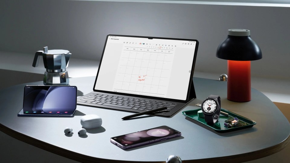 Samsung Galaxy Tab S9, Watch 6, Fold 5, and Flip 5 on a desk.