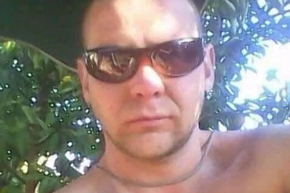 Photo of a man wearing sunglasses.