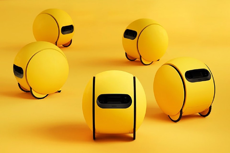 Five yellow robots on a yellow background.