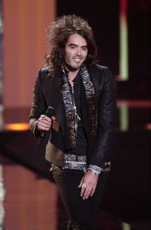 LOS ANGELES, CA - SEPTEMBER 07: Host Russell Brand performs on stage at the 2008 MTV Video Music Awards at Paramount Pictures Studios on September 7, 2008 in Los Angeles, California. (Photo by Kevin Winter/Getty Images)