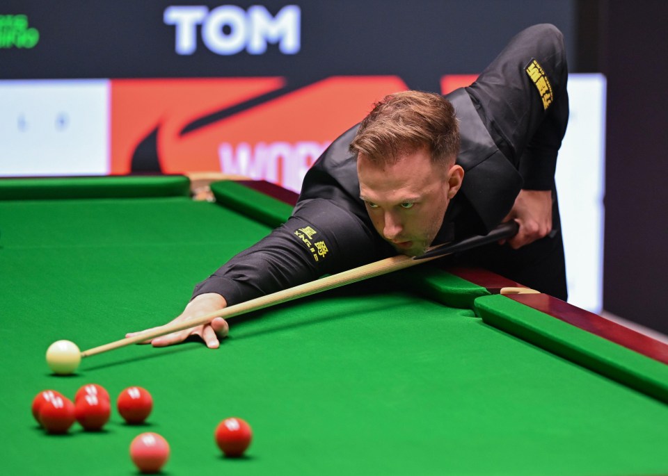 Judd Trump playing snooker.