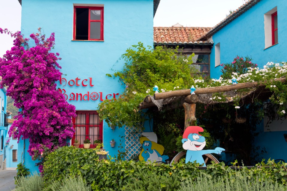 Hotel decorated with Smurfs illustrations.