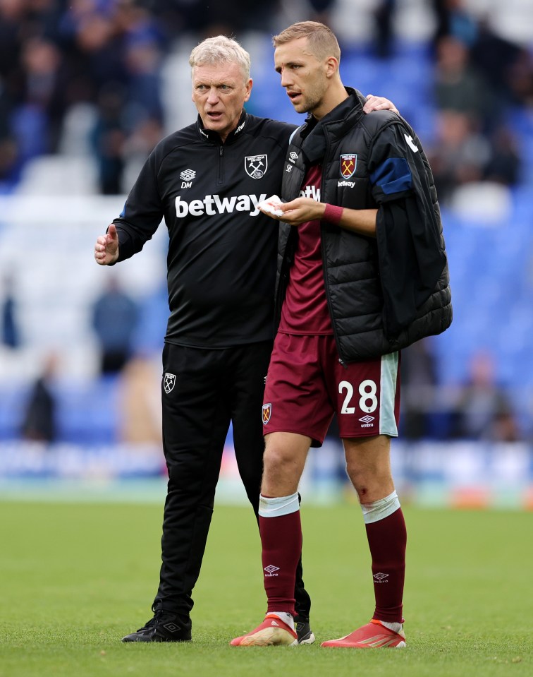 West Ham United manager David Moyes speaks with Tomas Soucek.
