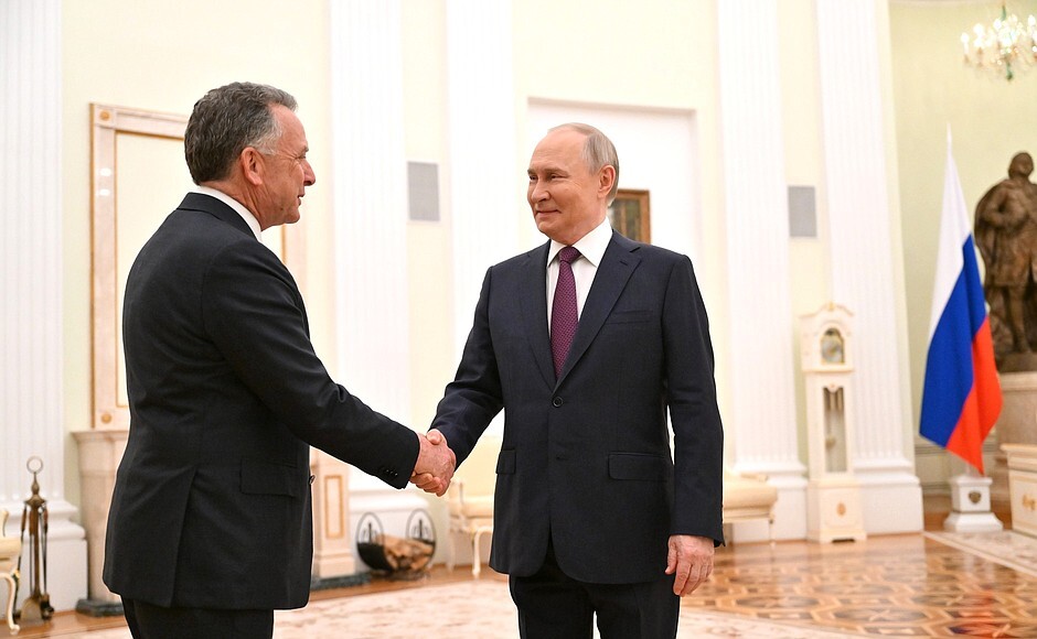 Steven Witkoff and Vladimir Putin shaking hands.