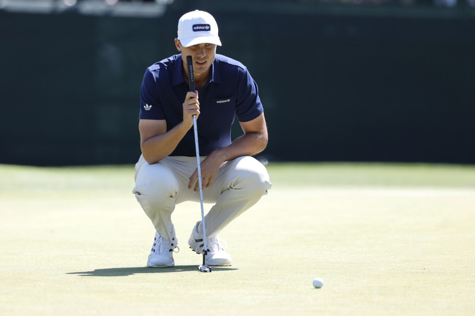 Ludvig Aberg lines up a putt.