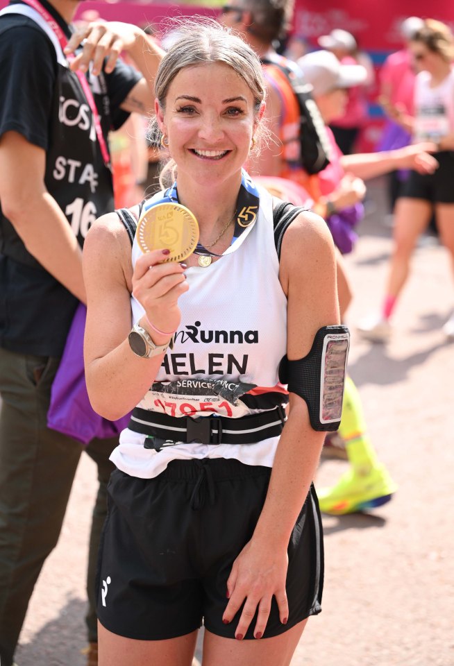 Helen Skelton holding her London Marathon medal.