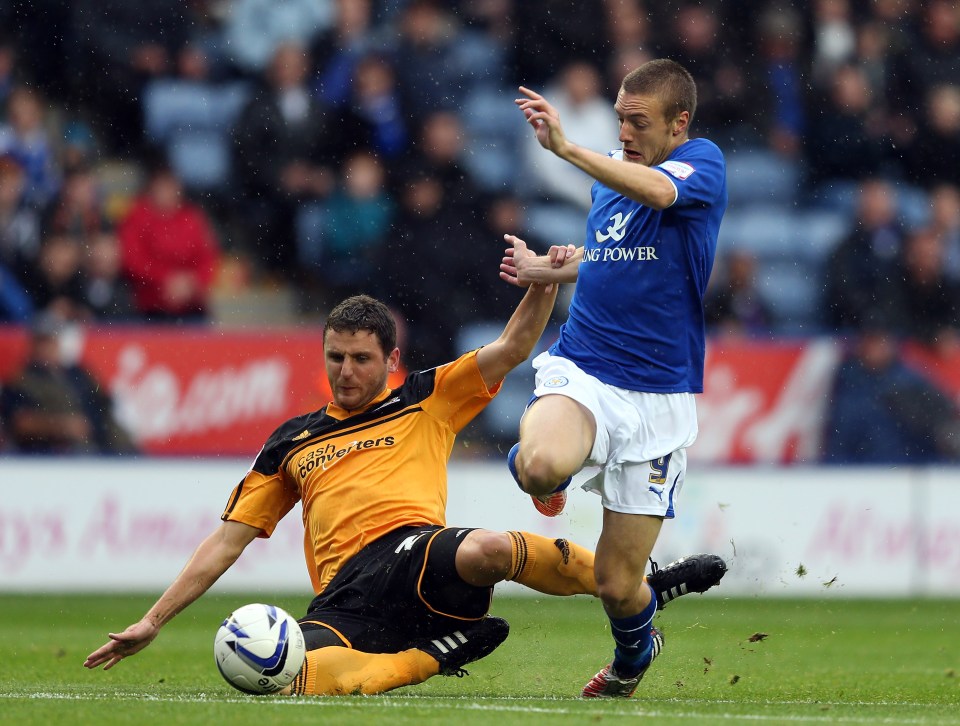 Jamie Vardy of Leicester City tackling Alex Bruce of Hull City.