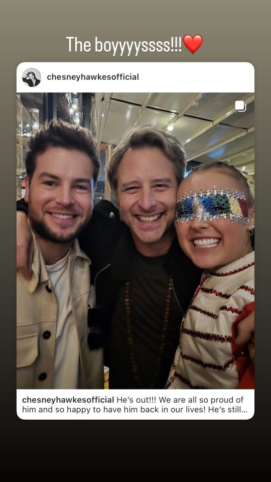 Photo of JoJo Siwa with two men.