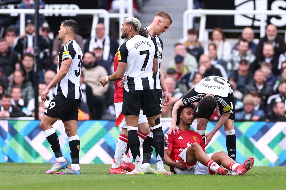 Joshua Zirkzee of Manchester United injured during a soccer match.