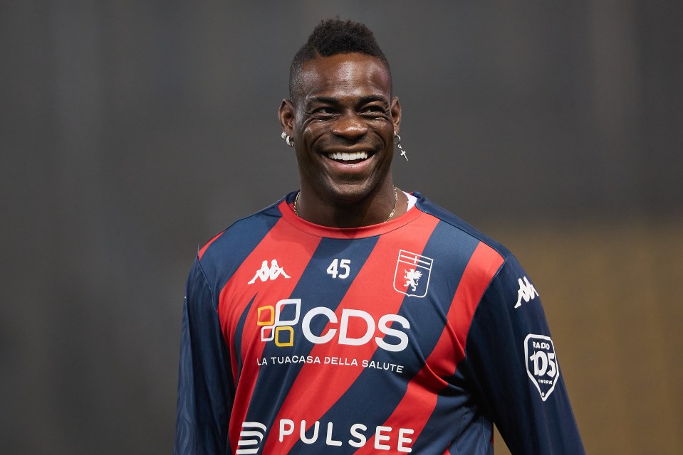 Mario Balotelli of Genoa CFC warming up.