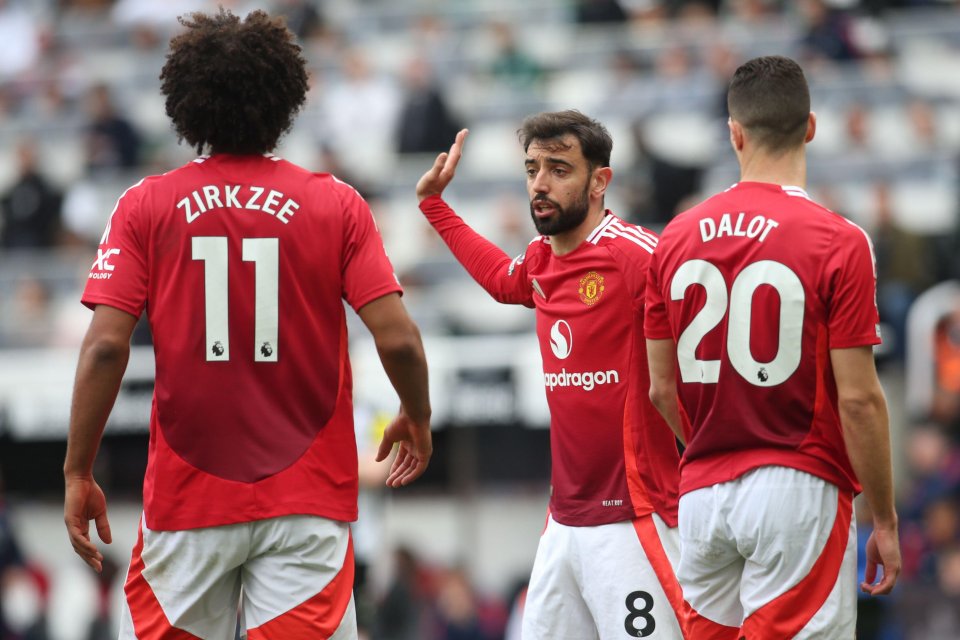 Bruno Fernandes instructing Joshua Zirkzee and Diogo Dalot during a soccer match.