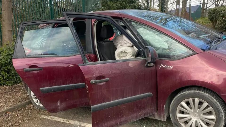 Damaged maroon Citroën Picasso.