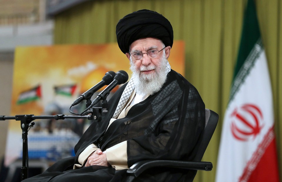 Ayatollah Ali Khamenei meeting with students.