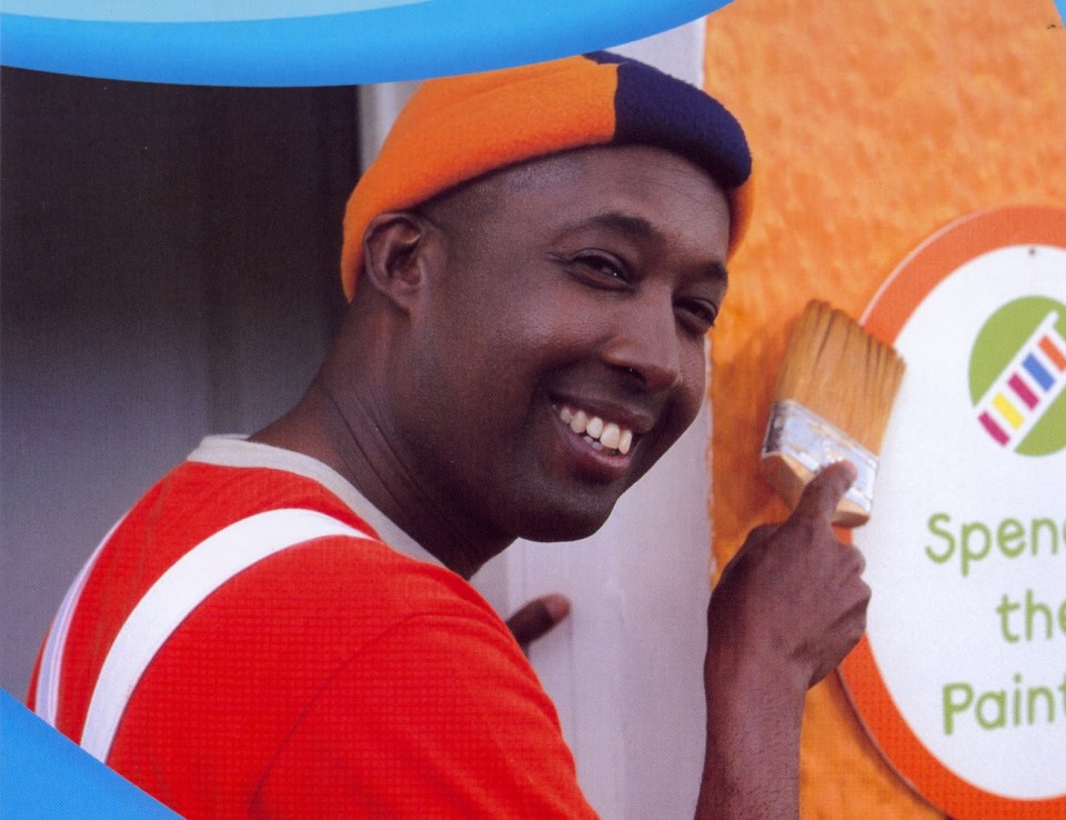 Spencer, the Balamory painter, painting a sign.