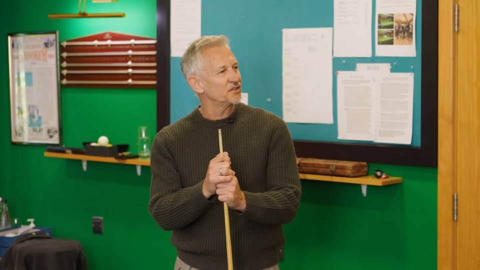 Man holding a snooker cue.