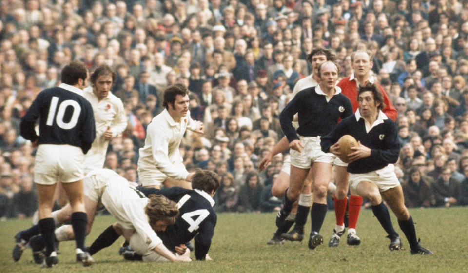 Photo of a 1973 Five Nations Calcutta Cup rugby match between England and Scotland.