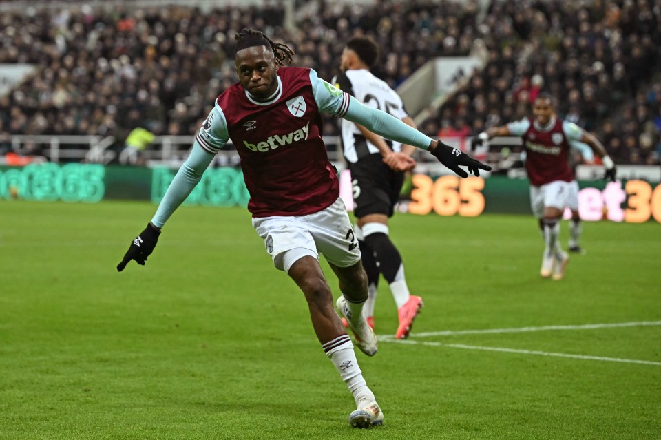 Aaron Wan-Bissaka celebrating a goal.