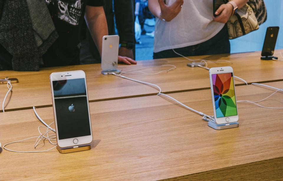 iPhone 8 and iPhone 8 Plus on display in an Apple store.