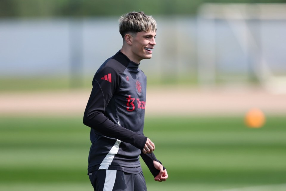 MANCHESTER, ENGLAND - MAY 14: Alejandro Garnacho of Manchester United warms up during a training session at Carrington Training Ground on May 14, 2025 in Manchester, England. (Photo by Matt McNulty/Getty Images)