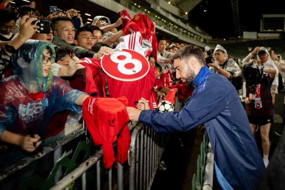 HONG KONG, CHINA - MAY 29: Bruno Fernandes of Manchester United signs autographs during the Manchester United Training session on May 29, 2025 in Hong Kong, China. (Photo by Ash Donelon/Manchester United via Getty Images)