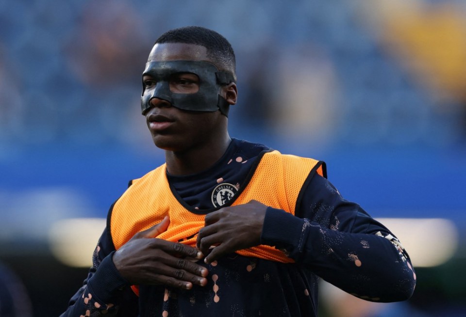 Soccer Football - Premier League - Chelsea v Manchester United - Stamford Bridge, London, Britain - May 16, 2025 Chelsea's Moises Caicedo is pictured wearing a protective face mask during the warm up before the match REUTERS/Hannah Mckay EDITORIAL USE ONLY. NO USE WITH UNAUTHORIZED AUDIO, VIDEO, DATA, FIXTURE LISTS, CLUB/LEAGUE LOGOS OR 'LIVE' SERVICES. ONLINE IN-MATCH USE LIMITED TO 120 IMAGES, NO VIDEO EMULATION. NO USE IN BETTING, GAMES OR SINGLE CLUB/LEAGUE/PLAYER PUBLICATIONS. PLEASE CONTACT YOUR ACCOUNT REPRESENTATIVE FOR FURTHER DETAILS..