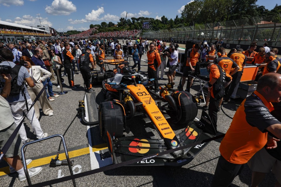 Mandatory Credit: Photo by Javier Jimenez/DPPI/Shutterstock (15307812n) 81 PIASTRI Oscar (aus), McLaren F1 Team MCL39, grid mechanic, mecanicien, mechanics during the Formula 1 AWS Gran Premio del Made in Italy e Dell'Emilia-Romagna 2025, Emilia Romagna Grand Prix 2025, 7th round of the 2025 FIA Formula One World Championship from May 16 to 18, 2025 on the Autodromo Internazionale Enzo e Dino Ferrari, in Imola, Italy - Photo Javier Jimenez / DPPI F1 - EMILIA ROMAGNA GRAND PRIX 2025, , Imola, Italie - 18 May 2025