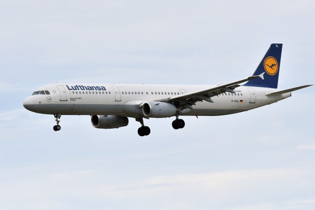 Lufthansa Airbus A321 landing.