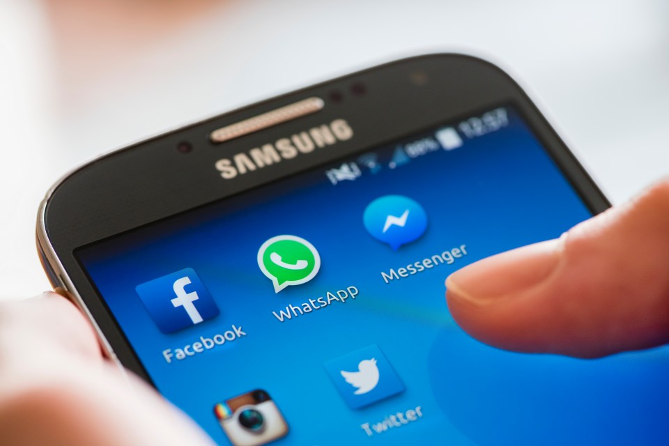 Facebook, WhatsApp, and Messenger apps on a Samsung Galaxy phone.