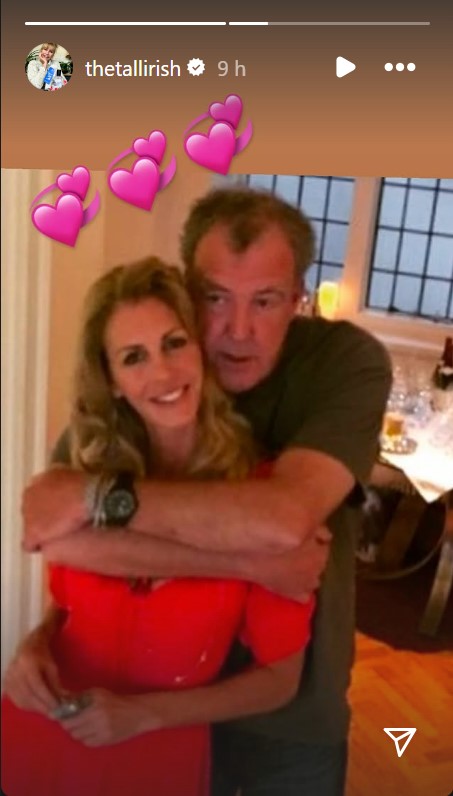 Jeremy Clarkson and Lisa Hogan embracing.