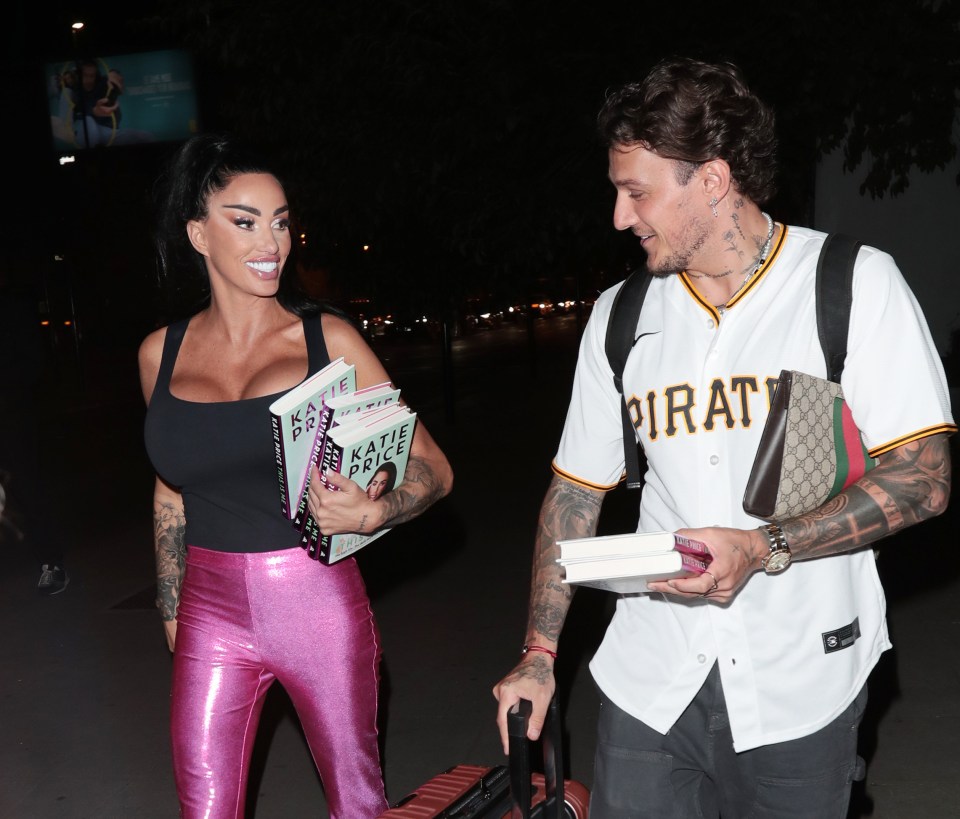 Katie Price and JJ Slater carrying books and luggage.