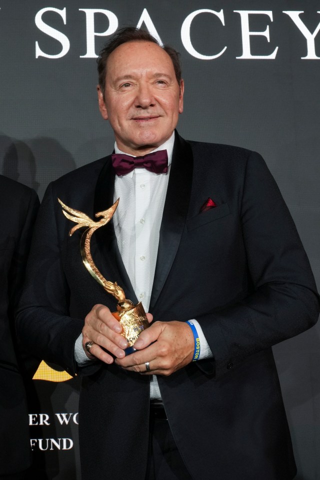 Kevin Spacey accepting a film and television award.