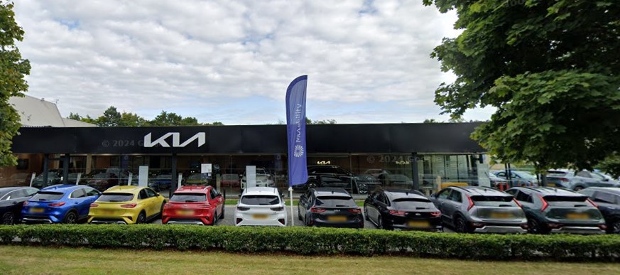 Kia showroom in Warwick with cars parked in front.