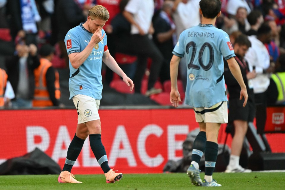 Kevin De Bruyne reacts to Manchester City's FA Cup final defeat.