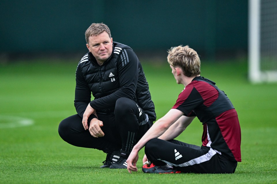 Newcastle United Head Coach Eddie Howe speaking with a player during training.