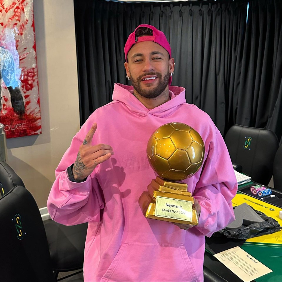 Neymar Jr. holding his Samba Gold 2022 award.