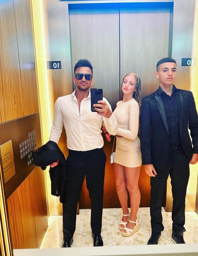 Peter Andres with his daughter and son in an elevator.