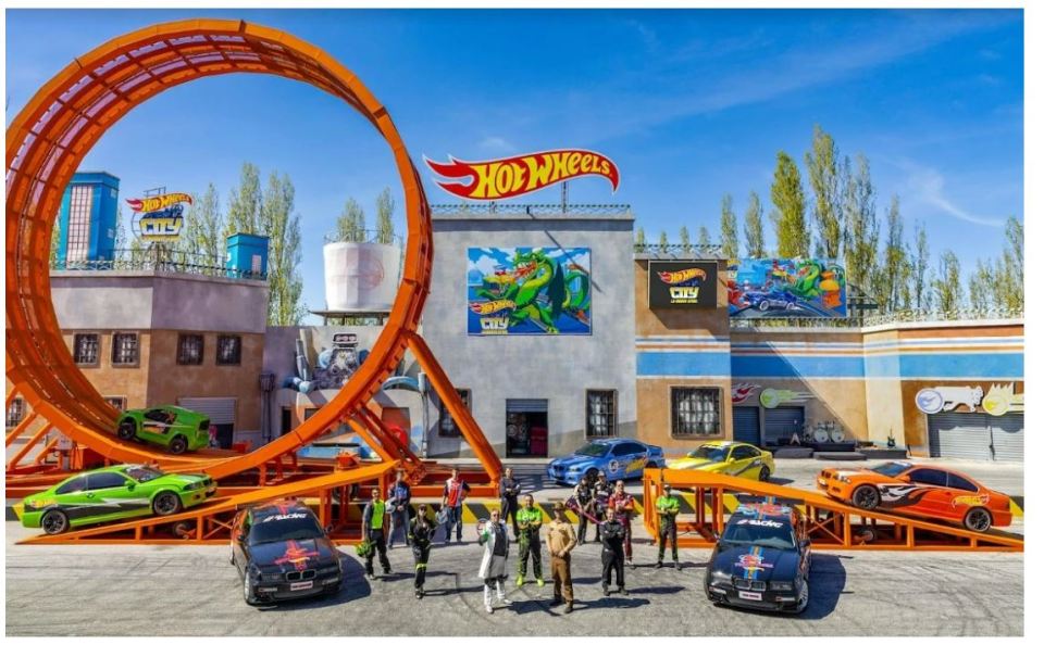 Hot Wheels City Stuntman Show with cars and people.