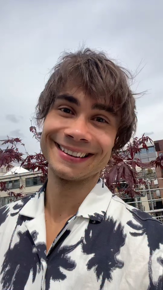 Alexander Rybak smiling for a selfie.