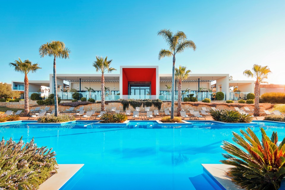 Tivoli Alvor Algarve Resort pool and building.